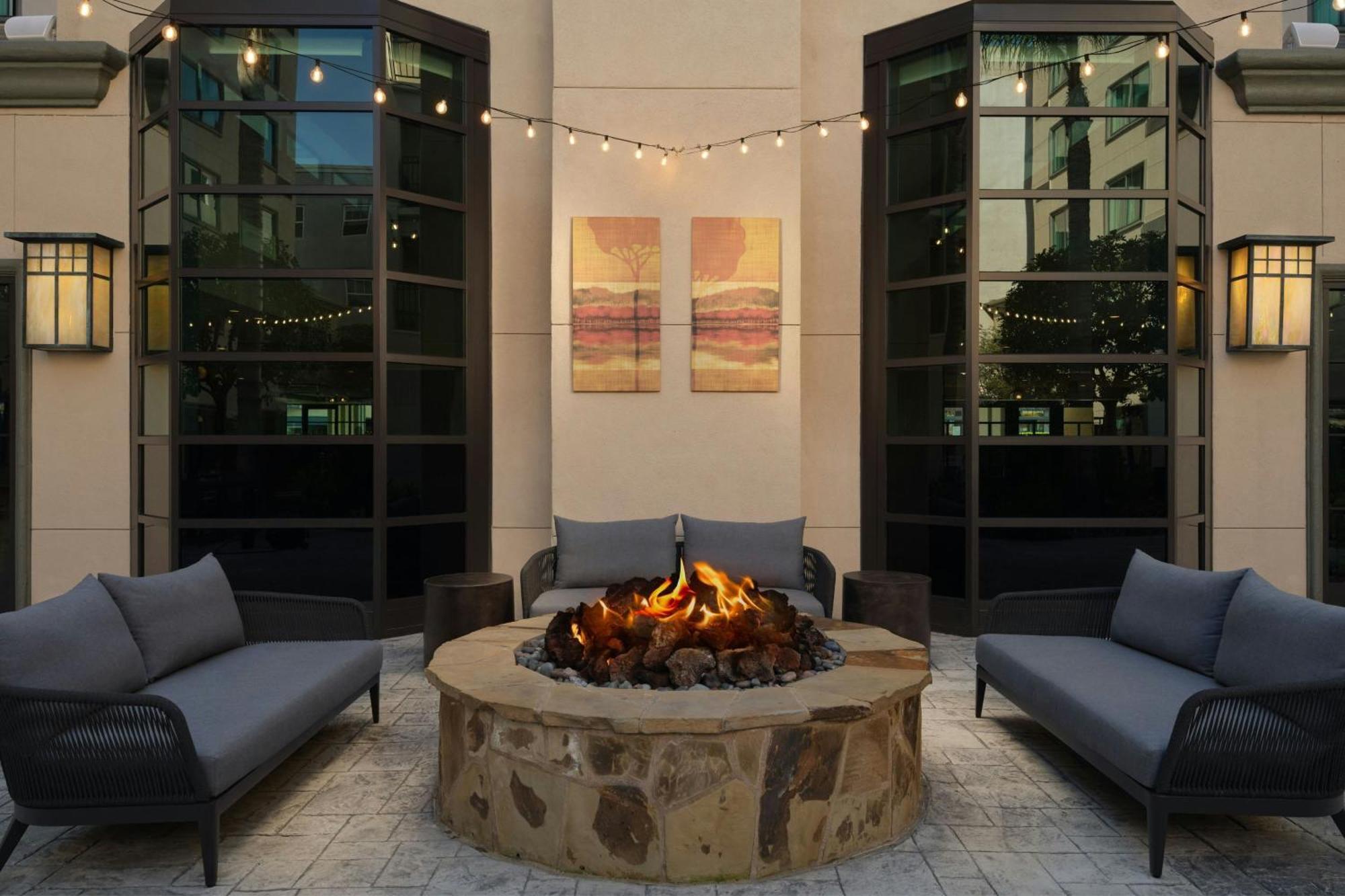 Courtyard By Marriott Los Angeles Pasadena Old Town Exteriör bild